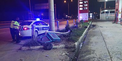 Önce orta refüje çarptı, sonra akaryakıt istasyonuna daldı