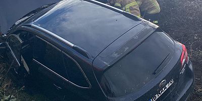 Önündeki araca çarpıp, tarlaya uçtu