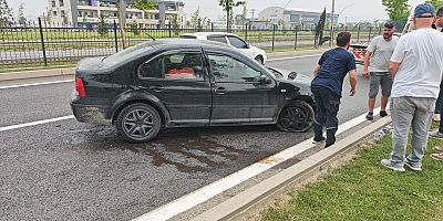 Orta Refüje Çarpan Otomobil Kaldırıma Çıktı: Sürücü Yaralandı