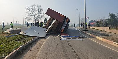 OSB’den Bursa İstikametine Giden Tır Devrildi: Maddi Hasar Meydana Geldi