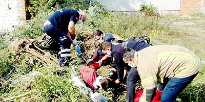 Otların arasında fark edilmeyen gencin üzerine kum döküldü