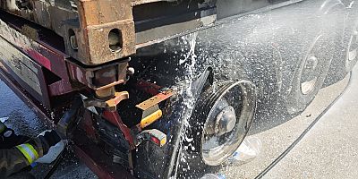 Otobanda Konserve Yüklü Tır Alev Aldı: Maddi Hasar Oluştu