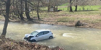 Otomobil Dereye Uçtu: 2 Kişi Yaralandı