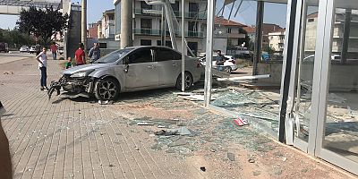 OTOMOBİL DÜKKANA DALDI