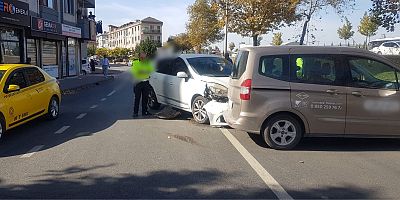 Otomobil ile çarpışan hafif ticari araç sürücüsü yaralandı