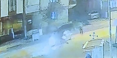 Otomobil ile çarpışan motosiklet sürücüsü ağır yaralandı: Kaza anı kamerada