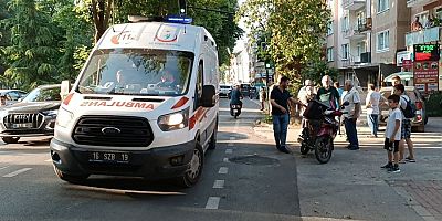 OTOMOBİL İLE ÇARPIŞAN MOTOSİKLET SÜRÜCÜSÜ YARALANDI