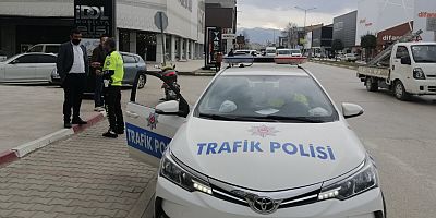 Otomobil ile çarpışan motosikletin sürücüsü yaralandı.