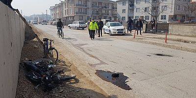 Otomobil ile çarpışan motosiklette bulunan 2 kişi yaralandı
