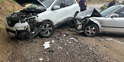 Otomobil ile cip kafa kafaya çarpıştı: 3 yaralı