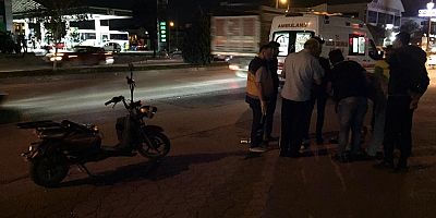 Otomobil ile elektrikli bisiklet çarpıştı 5 yaralı