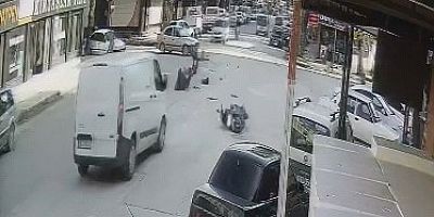 Otomobil ile motosiklet çarpıştı, 2 kişi yaralandı: Kaza anı kamerada