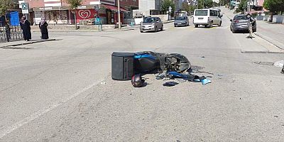 Otomobil ile motosikletin çarpışma anı kamerada