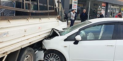 Otomobil kamyonete çarptı: 1 yaralı