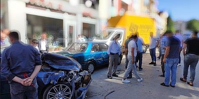 OTOMOBİL PARK HALİNDEKİ İKİ ARACI ÇARPMASI SONUCU 2 KİŞİ YARANDI