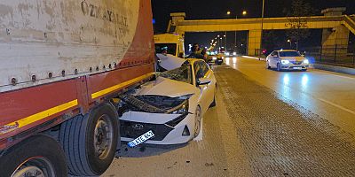 Otomobil park halindeki TIR’a çarptı, sürücü yaralandı