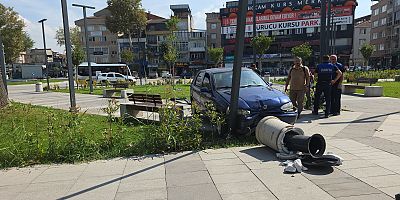 Otomobil Parkın İçine Daldı: Facia Son Anda Önlenmiş Oldu