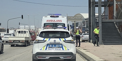 OTOMOBİL SIKIŞTIRDI, MOTOSİKLET SÜRÜCÜSÜ YARALANDI