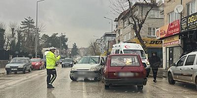 Otomobilin çarptığı motosiklet sürücüsü yaralandı