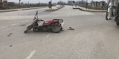 Otomobilin çarptığı motosikletin sürücüsü  yaralandı