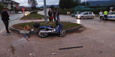 Otomobilin çarptığı motosikletin sürücüsü yaralandı