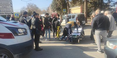 Otomobilin çarptığı motosikletteki 1 yaşındaki bebek ve annesi yaralandı