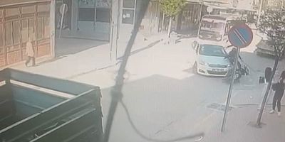 Otomobille çarpışan motosikletli yaralandı: Kaza anı kamerada