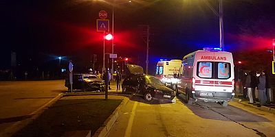 otomobiller çarpıştı 5 yaralı 