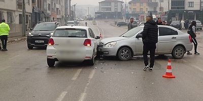 Otomobiller çarpıştı, sürücü yaralandı