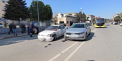 Park caddesi'nde kaza 2 kişi yaralandı
