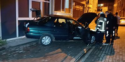 PARK HALİNDE MOTORUNDAN DUMAN ÇIKAN ARAÇ MAHALLELİGİ KORKUTTU 