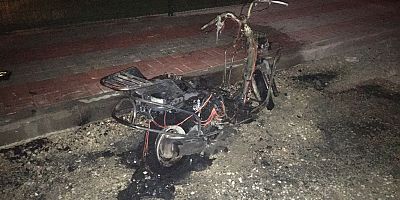 PARK HALİNDEKİ AKÜLÜ MOTOSİKLET YANDI