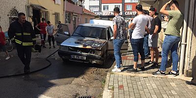 Park halindeki araç alev aldı