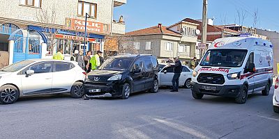 Park Halindeki Araçlara Çarpan Sürücü Yaralandı