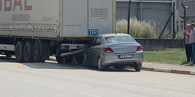 Park Halindeki Tıra Çarpan Otomobilin Sürücüsü Yaralandı