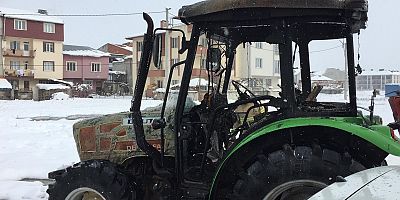 Park halindeki traktörün kabin kısmı yandı