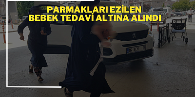 Parmakları ezilen bebek tedavi altına alındı