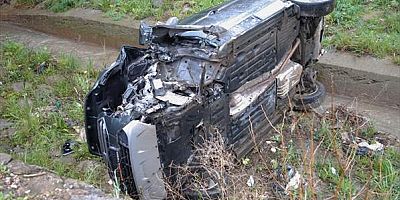 Pendik'te dereye devrilen otomobilin sürücüsü yara almadan kurtuldu