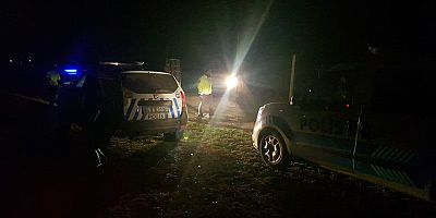 Polisin dur ihtarına uymadılar, tarlalık alanda yakalandılar
