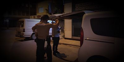 Polisin 'Dur' ihtarına uymayarak kaçan 2 kişi taşkınlık çıkarınca gözaltına alındı