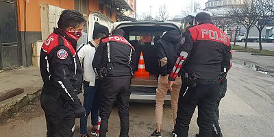 Polisler tarafından yakalanan hırsızların üzerinde uyuşturucu madde ele geçirildi
