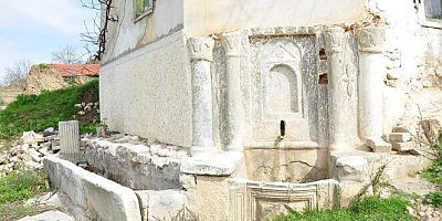 Roma dönemi mermer çeşme tahrip edildi