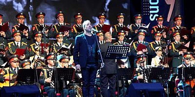 Rus Kızılordu Korosu ve Haluk Levent Bursa'da konser verdi
