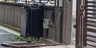 Rüzgar Demir Kapıyı Yerinden Söktü