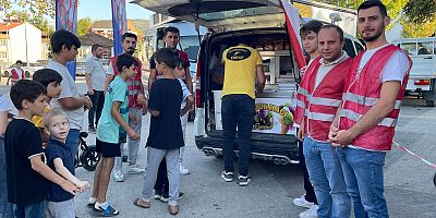 Saadet Partili gençler, çocuklara dondurma ikram 