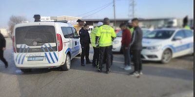 Sahte plaka ile İzmir’den İnegöl’e gelen otomobil sürücüsü gözaltına alındı