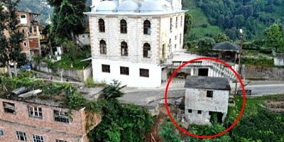 Şaka değil! Dükkanı sele kapılmasın diye iple camiye bağladı