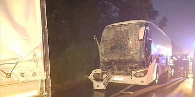 Sakarya'da AK Partili seçmenleri taşıyan otobüsün tıra çarpması sonucu 28 kişi yaralandı