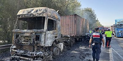 Sakarya’da Anadolu Otoyolu'nda kaza yaparak yanan 2 tırın sürücüleri yaralandı