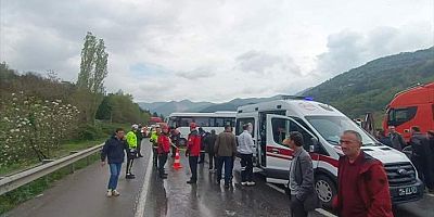 Sakarya'da bariyerlere çarpan işçi servisindeki 2 kişi öldü, 8 kişi yaralandı